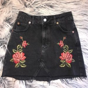 Black denim skirt with rose embroidery